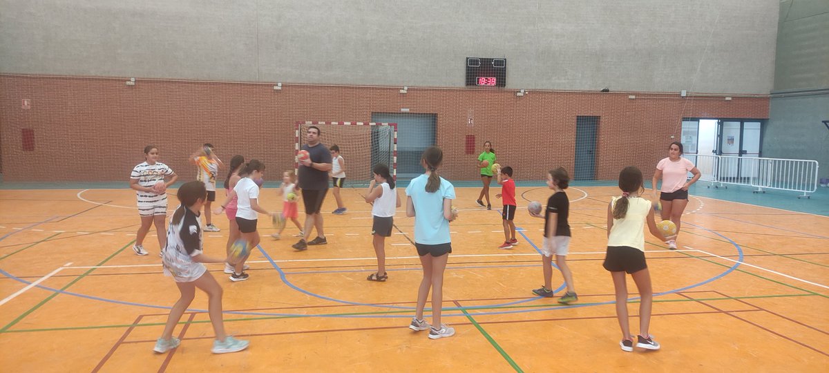 CBM_Aguilar's tweet photo. Exitosa la jornada de captación la de ayer con las jóvenes promesas y futuros amantes del  mundo del balonmano, quedando un segundo día de puertas abiertas para todo aquel que lo desee el próximo día 30 de agosto.
Te invitamos a participar de este bonito deporte!! https://t.co/2RFIyNmDG3