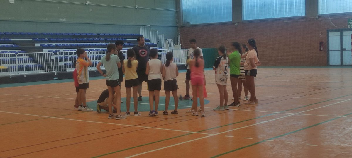 CBM_Aguilar's tweet photo. Exitosa la jornada de captación la de ayer con las jóvenes promesas y futuros amantes del  mundo del balonmano, quedando un segundo día de puertas abiertas para todo aquel que lo desee el próximo día 30 de agosto.
Te invitamos a participar de este bonito deporte!! https://t.co/2RFIyNmDG3