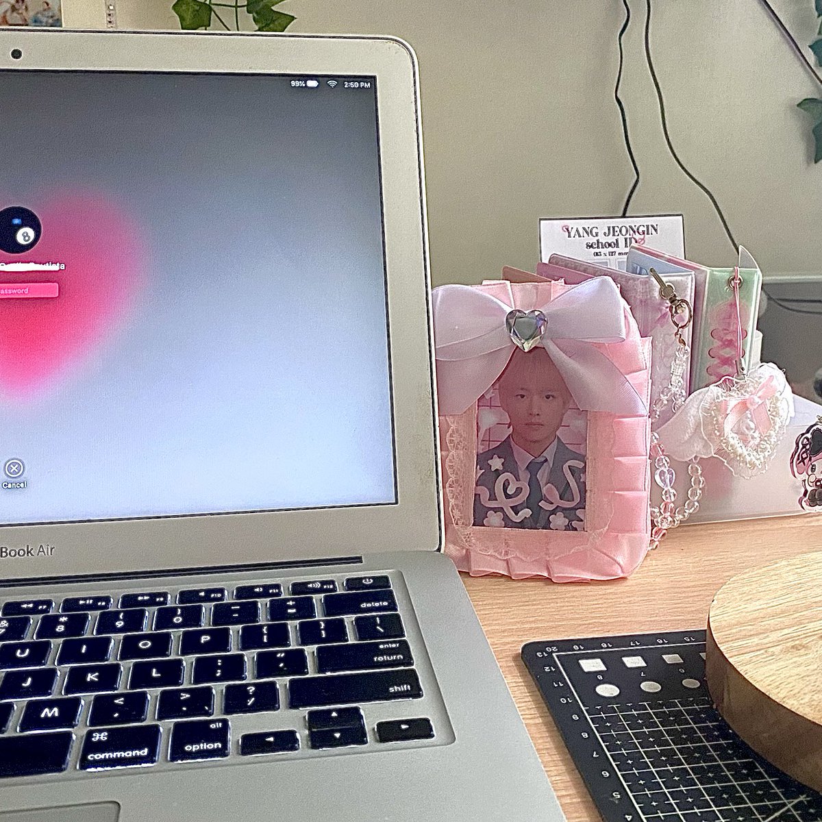 lcvekive's tweet photo. let me appreciate my desk its been a while since its been clean https://t.co/mwYyc7g3uE