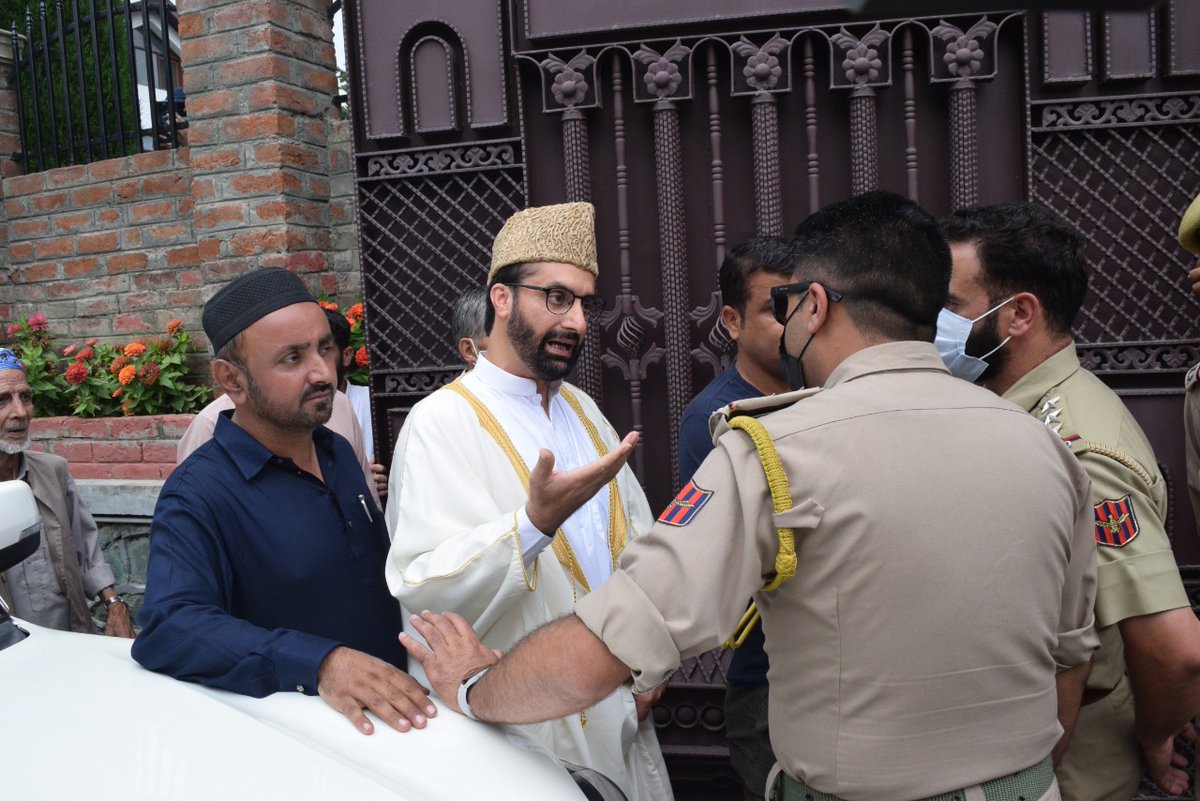 mirwaizmanzil's tweet photo. Breaking News: Mirwaiz Umar Farooq has been barred from leaving his residence by a posse of Indian Forces. He was on his way to deliver the Friday sermon at the Jamia Masjid today, just a week after Governor Sinha said he was 'free.' https://t.co/LSY5Uh8c1R