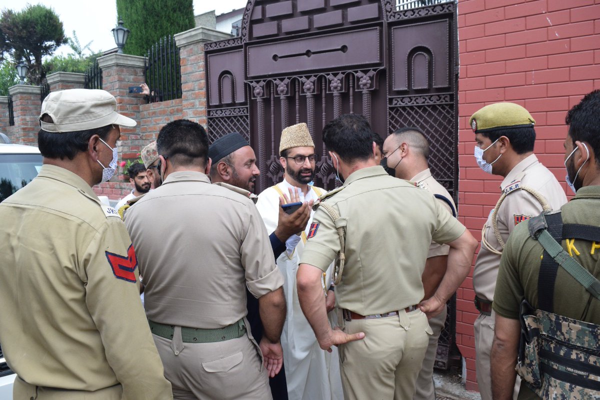 mirwaizmanzil's tweet photo. Breaking News: Mirwaiz Umar Farooq has been barred from leaving his residence by a posse of Indian Forces. He was on his way to deliver the Friday sermon at the Jamia Masjid today, just a week after Governor Sinha said he was 'free.' https://t.co/LSY5Uh8c1R
