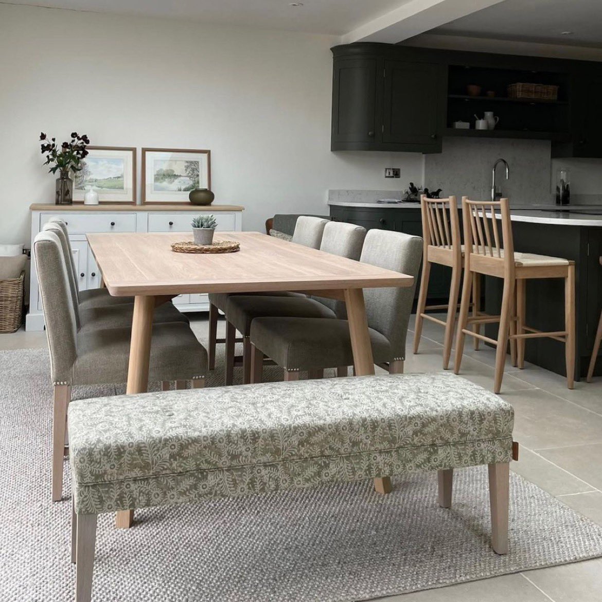 HuntersofDerby's tweet image. The lovely client of this open plan dining &amp;amp; kitchen space has used our Home Design service in several rooms of their home. 

Mixing the natural warmth of wood with neutral linens and soft patterns we’ve loved helping to create this welcoming &amp;amp; functional space.