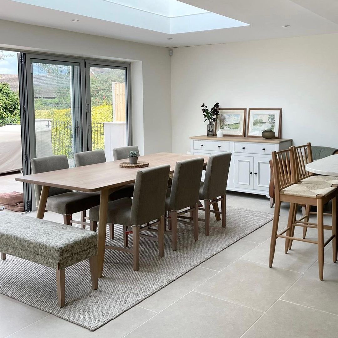 HuntersofDerby's tweet image. The lovely client of this open plan dining &amp;amp; kitchen space has used our Home Design service in several rooms of their home. 

Mixing the natural warmth of wood with neutral linens and soft patterns we’ve loved helping to create this welcoming &amp;amp; functional space.