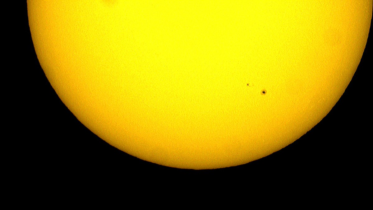 SVBONYsvbony's tweet photo. Happy weekend Everyone!
Captured a few images of the #Sun and #Sunspots.❤️
#SvBony SV503 ED80 f/7 #Refractor🔭
SV305 Image #Camera
📢🎁Hurry!Summer Sales Will be End.Three days only.
Thank Bill Collins for sharing.😊
https://t.co/9zJrRJIc7w #astronomy #ota #fixedstar #telescope https://t.co/t11jKIdXkZ
