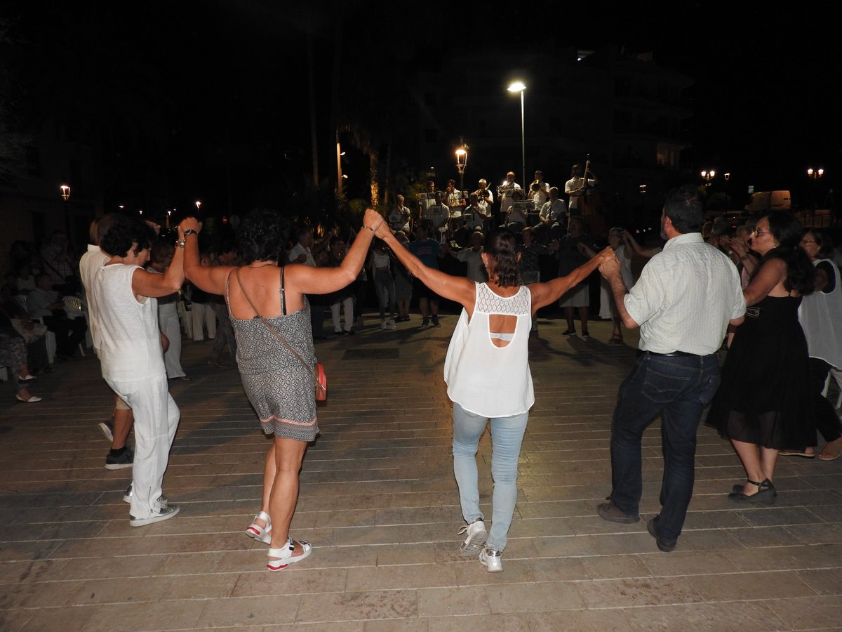 AjSitges's tweet photo. 🎉Dins la programació dels últims actes de la #FMSitges22 per avui divendres 26 d'agost:
👉22:15h: Revetlla sardanista de cloenda amb la Cobla Maricel per acomiadar la Festa Major amb degustació de coca i moscatell.
*En aquest acte es farà ús de pirotècnia.
@fmsitges https://t.co/BlGHSq7rLT