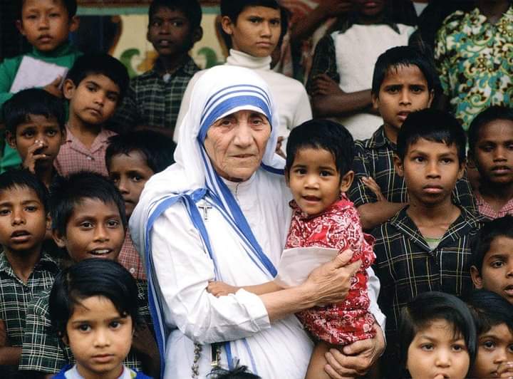 Saurav_AITC's tweet photo. Remembering the founder of Missionaries of Charity, Bharat Ratna &amp; Nobel Laureate, Mother Teresa, on her birth anniversary. I am one among the millions who are inspired by her services for humanity. She touched millions of lives with her compassion &amp; love !! 

#MotherTeresa 🌹🙏 https://t.co/NQtdXg3rnQ