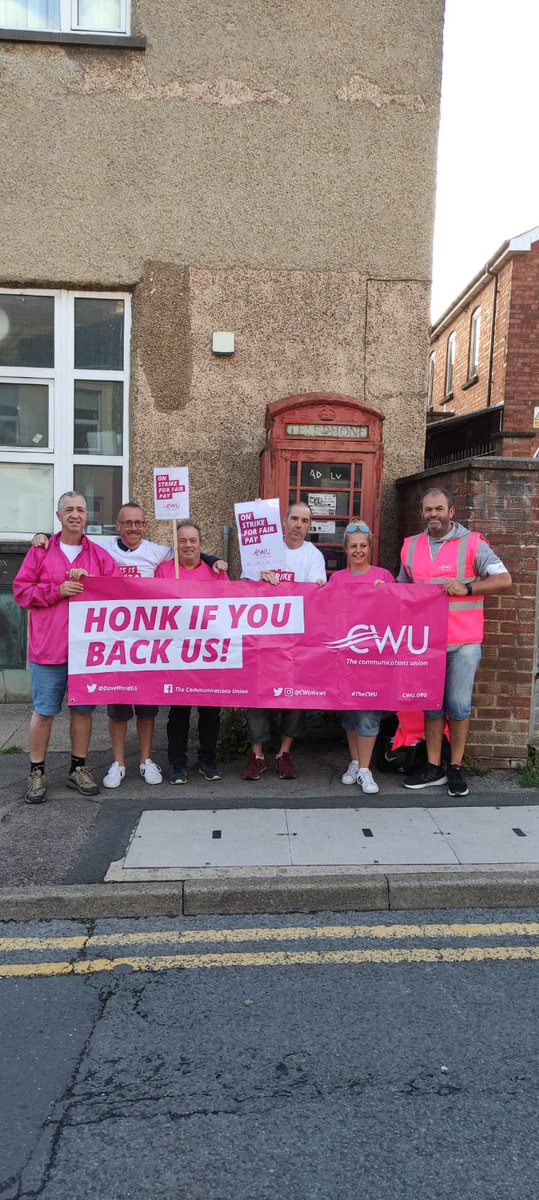 CWUnews's tweet photo. If you pass the Cinderford picket - give em some honks! 📢 #StandByYourPost https://t.co/UeTzSzum7C