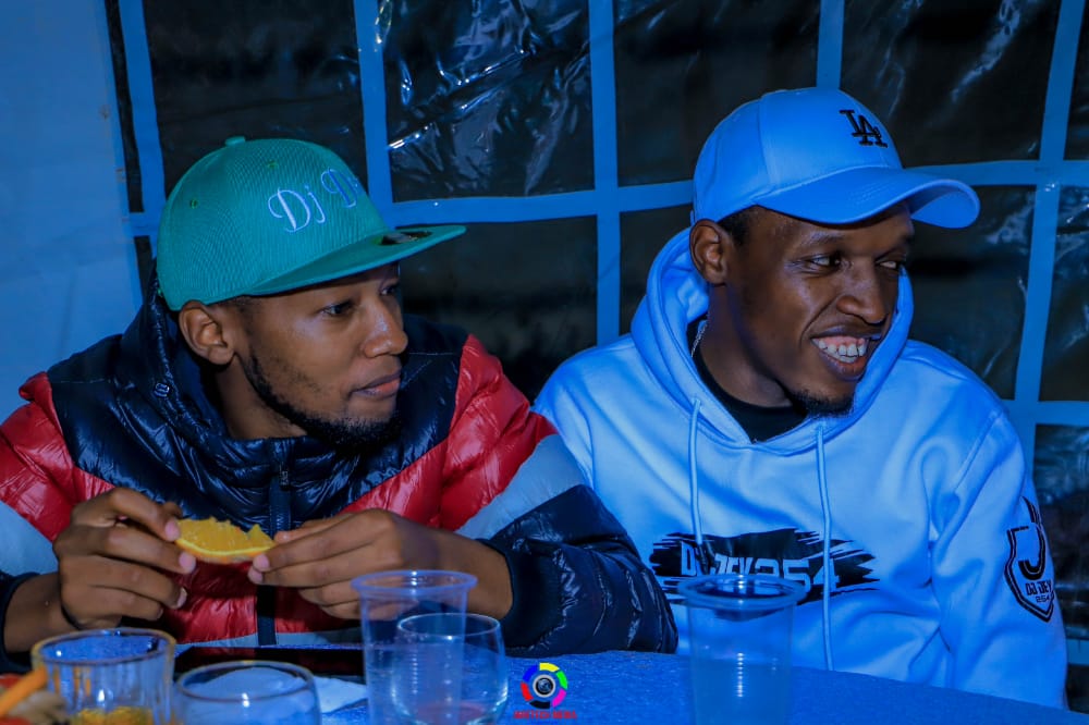 Baridiiii 🤣🤣 kujeni tuifukuze na wimbo ndani ya show moto #Canjamuka Friday Edition <a href="/DjDibul/">Dj Dibul</a> Muthoni AKA Baby Top <a href="/KihenjoOfficial/">Joel Mungai</a> <a href="/kameme101/">Kameme FM Official</a>