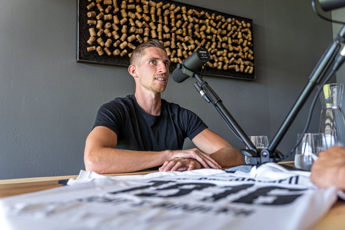 SV_Sandhausen's tweet photo. In der neuen Folge unseres Podcasts #echtundanders "Mit Nacho spazieren" spricht Arne #Sicker über seinen aktuellen Gesundheitszustand und den Geruch von Wasser, den er mit der Stadt unseres kommenden Gegners und seiner Heimat Kiel verbindet. ⚓️
#SVS1916 #WirEchtAnders https://t.co/Pb0BC2ZWh2