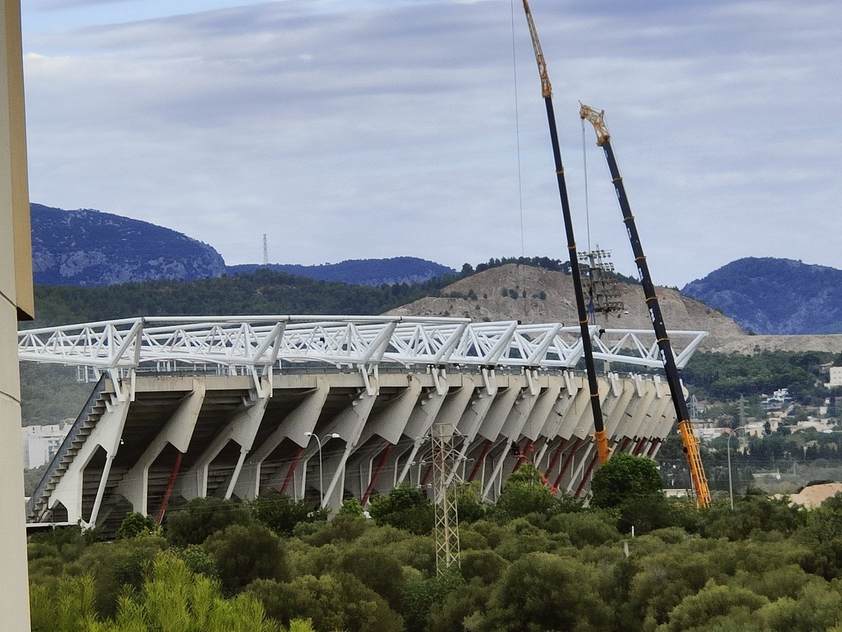 Marc_lon11's tweet photo. Izado de la 8a cercha mientras prosigue la instalación de tubulares de unión @NouSonMoix_Info @testimmallorca https://t.co/99TGyi0BjL
