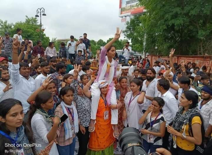 amreshmeena9999's tweet photo. #जोहार
राजस्थान विश्वविद्यालय के चुनावों का शानदार नज़ारा और सबसे खूबसूरत ये तस्वीर जिसमें देशी वेशभूषा धारण किए हुए महिला ने निहारिका को कंधे पर उठाया हुआ है और उस महिला ने देशी सफ़ेद गमछा सिर पे बांध रखा है।
#जोहार_आदिवासियत
@heeramina02 @VikramMeena_ @NaredaAbhishek @RajCMO https://t.co/tuqLR9bRoR