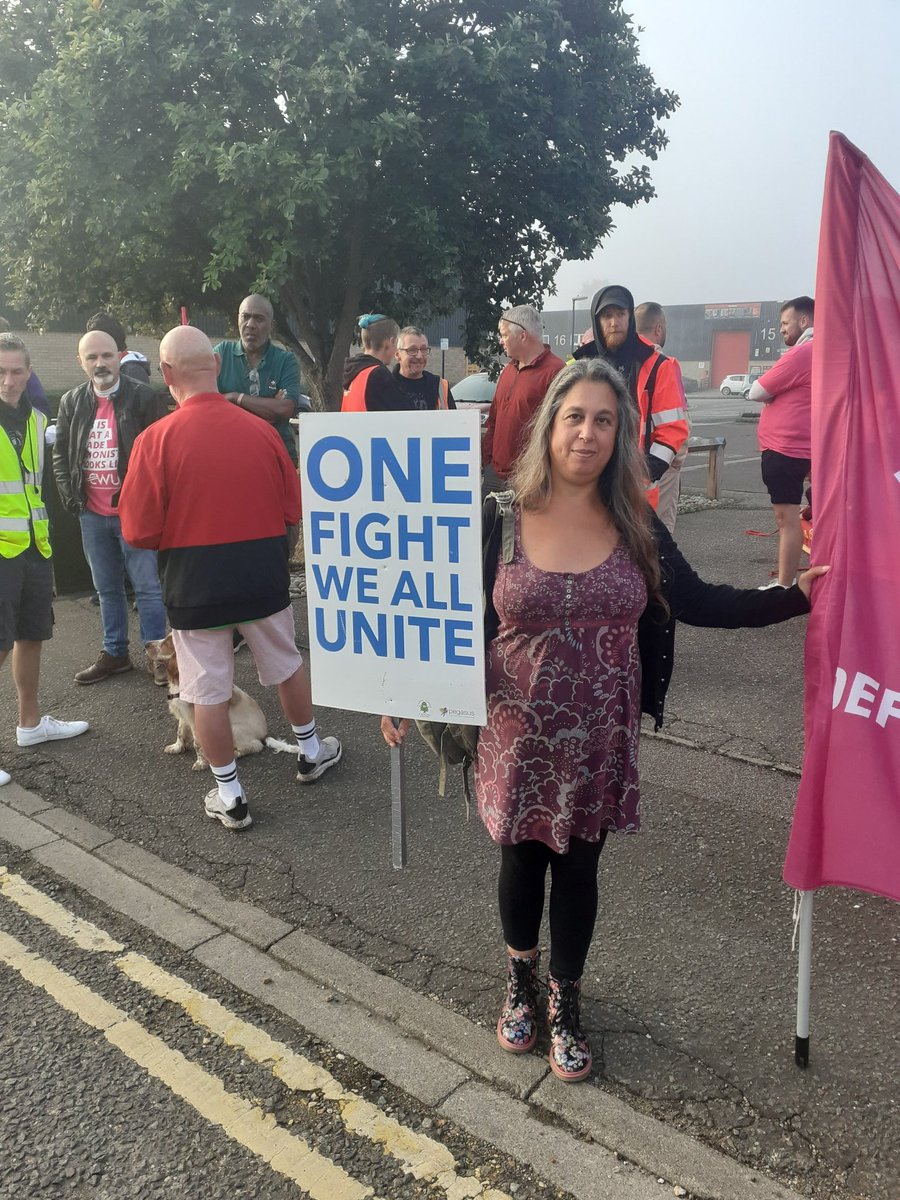 UcuCrc's tweet photo. Showing Solidarity at the @CWUnews picket line in Cambridge with @ArtistsUnionE  @camstuc @ACORNunion @CambsUnite We All Unite #StandByYourPost #supporttheposties https://t.co/9xXLwjcZ1W