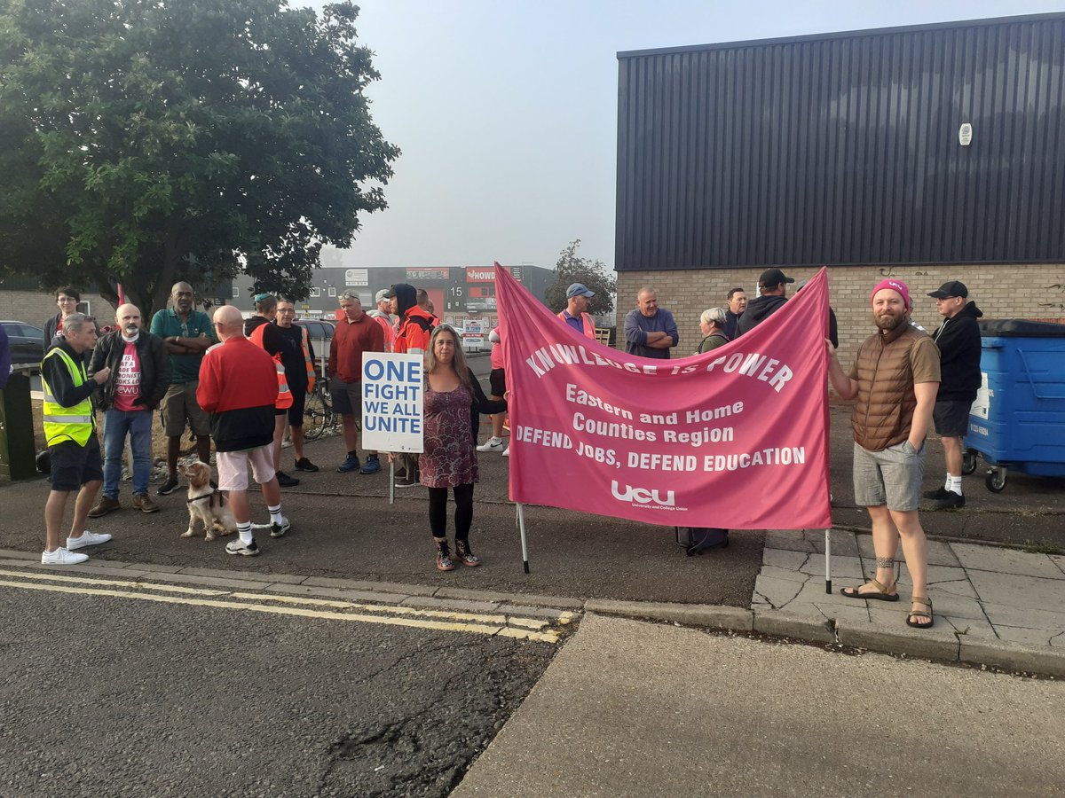 UcuCrc's tweet photo. Showing Solidarity at the @CWUnews picket line in Cambridge with @ArtistsUnionE  @camstuc @ACORNunion @CambsUnite We All Unite #StandByYourPost #supporttheposties https://t.co/9xXLwjcZ1W