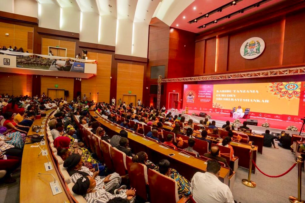 Gurudev's tweet image. As an ode to the culmination of the #VibrantAfrica tour the Hon. President &amp;amp; Cultural Ministry meticulously organized a cultural evening in Tanzania. A spectacular mix of Indian &amp;amp; African dances, followed by meditation was experienced by the thousands gathered.