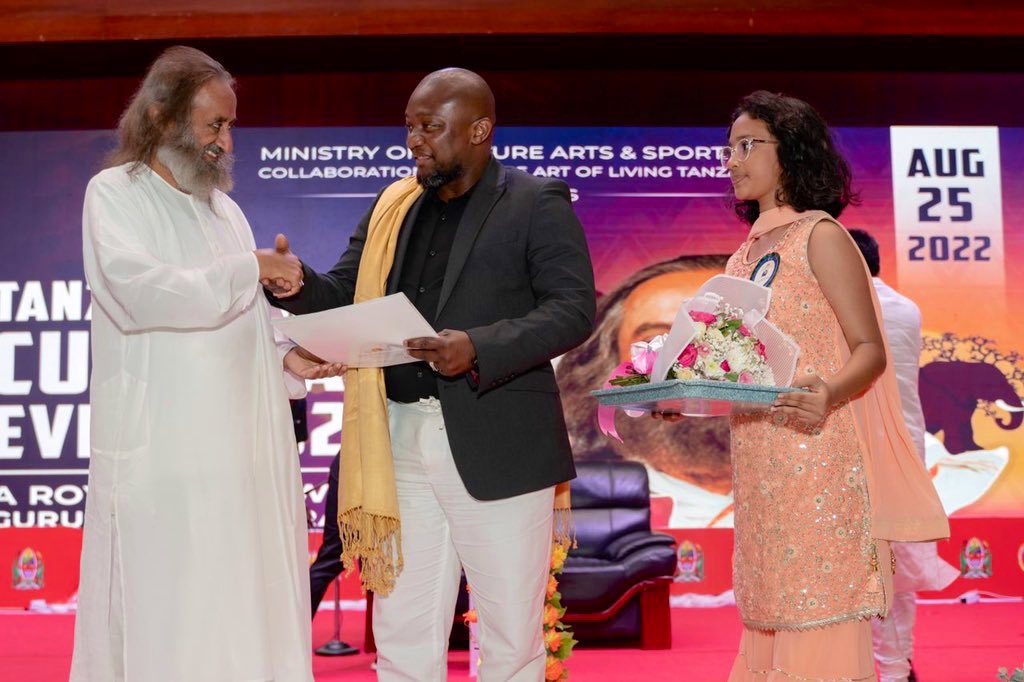 Gurudev's tweet image. As an ode to the culmination of the #VibrantAfrica tour the Hon. President &amp;amp; Cultural Ministry meticulously organized a cultural evening in Tanzania. A spectacular mix of Indian &amp;amp; African dances, followed by meditation was experienced by the thousands gathered.
