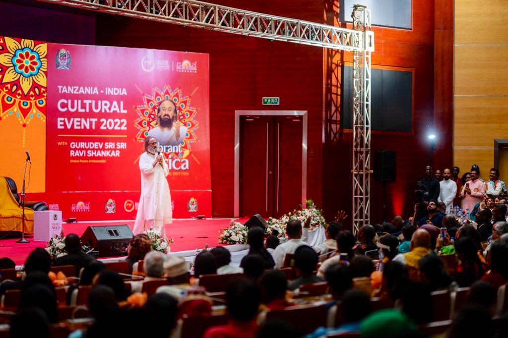 Gurudev's tweet image. As an ode to the culmination of the #VibrantAfrica tour the Hon. President &amp;amp; Cultural Ministry meticulously organized a cultural evening in Tanzania. A spectacular mix of Indian &amp;amp; African dances, followed by meditation was experienced by the thousands gathered.