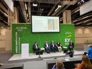 technikzukunft's tweet photo. Viele Grüße von der #ACHEMA22! 👋Auf der Leitmesse für #Prozessindustrie sind diese Woche u.a. unsere Kolleg*innen für das Förderprogramm Industrielle #Bioökonomie 🌱des @BMWK. Mit dabei: Ein Algenbioreaktor des Projekts #Algoliner! 

@ACHEMAworldwide https://t.co/VbbPxArkIN