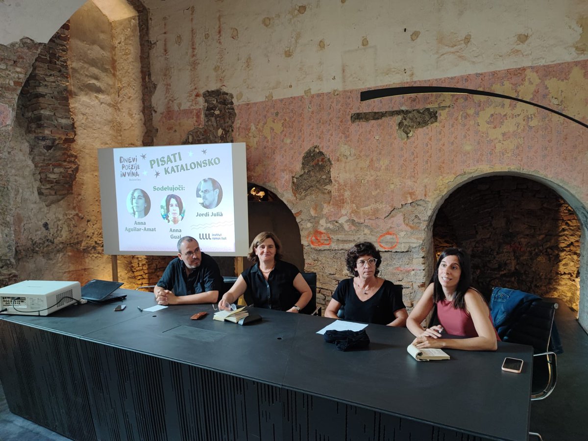📚🍷Včeraj je na Ptuju v okviru Dnevov poezije in vina potekala okrogla miza o katalonski poeziji. @annagual, Anna Aguilar-Amat in Jordi Julià so odprli vprašanja preživetja katalonske književnosti v različnih družbenih in političnih kontekstih. Dogodek je povezovala @SSkrabec
