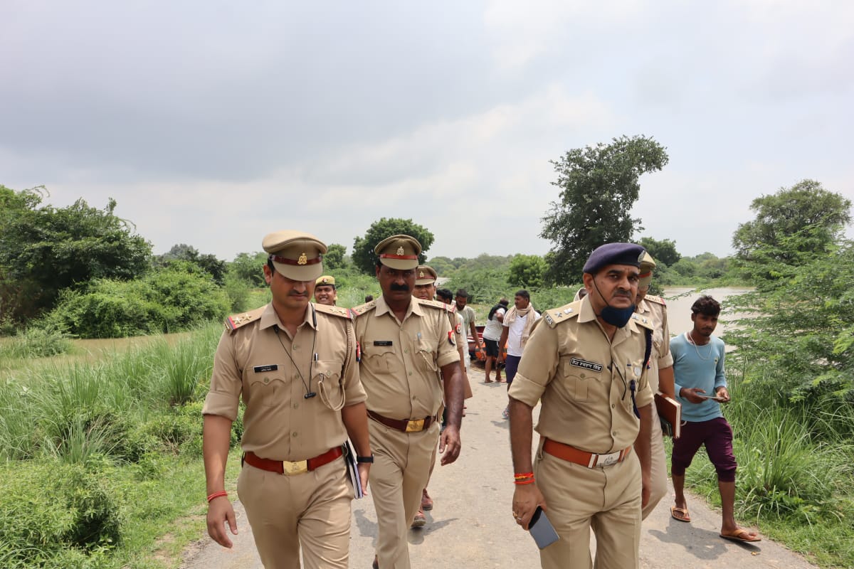 #kanpurouterpolice
थानाक्षेत्र घाटमपुर के बाढग्रस्त ग्राम गढाथा का <a href="/DMKanpur/">DM Kanpur Nagar</a> विशाख जी व पुलिस अधीक्षक कानपुर आउटर टी.एस.सिंह द्वारा निरीक्षण किया गया। मौके पर मौजूद सर्वसम्बन्धित को आवश्यक दिशा-निर्देश दिये गये।