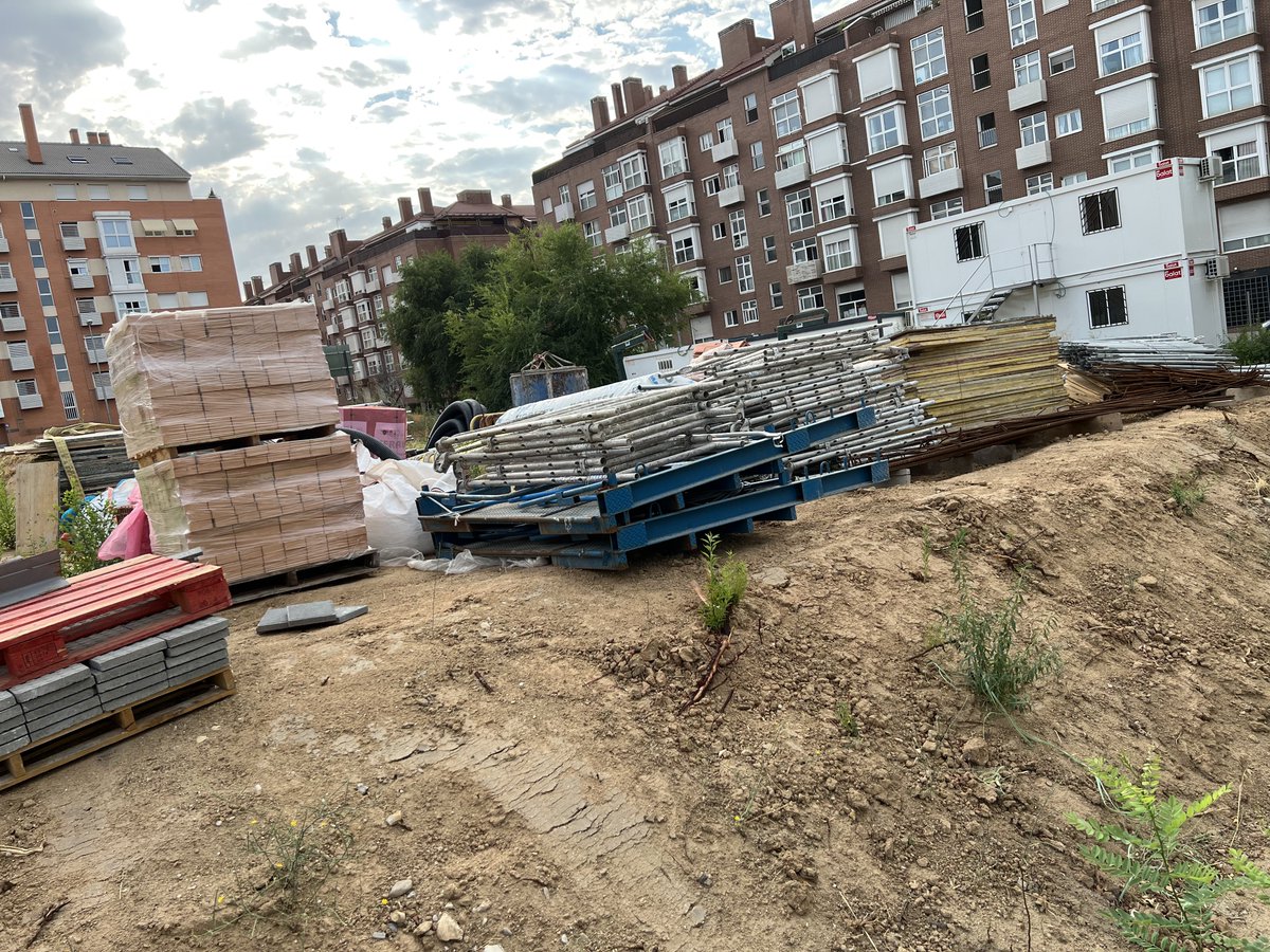 Después de más de un año de la adjudicación, la parcela de la Biblioteca y Centro cultural de las Tablas, sigue siendo un vertedero de material, suponemos de <a href="/becsa_/">BECSA</a> foto para las elecciones <a href="/AlmeidaPP_/">José Luis Martínez-Almeida</a> ? Eso si, tenemos un gran cartel de anuncio. Lo más importante.