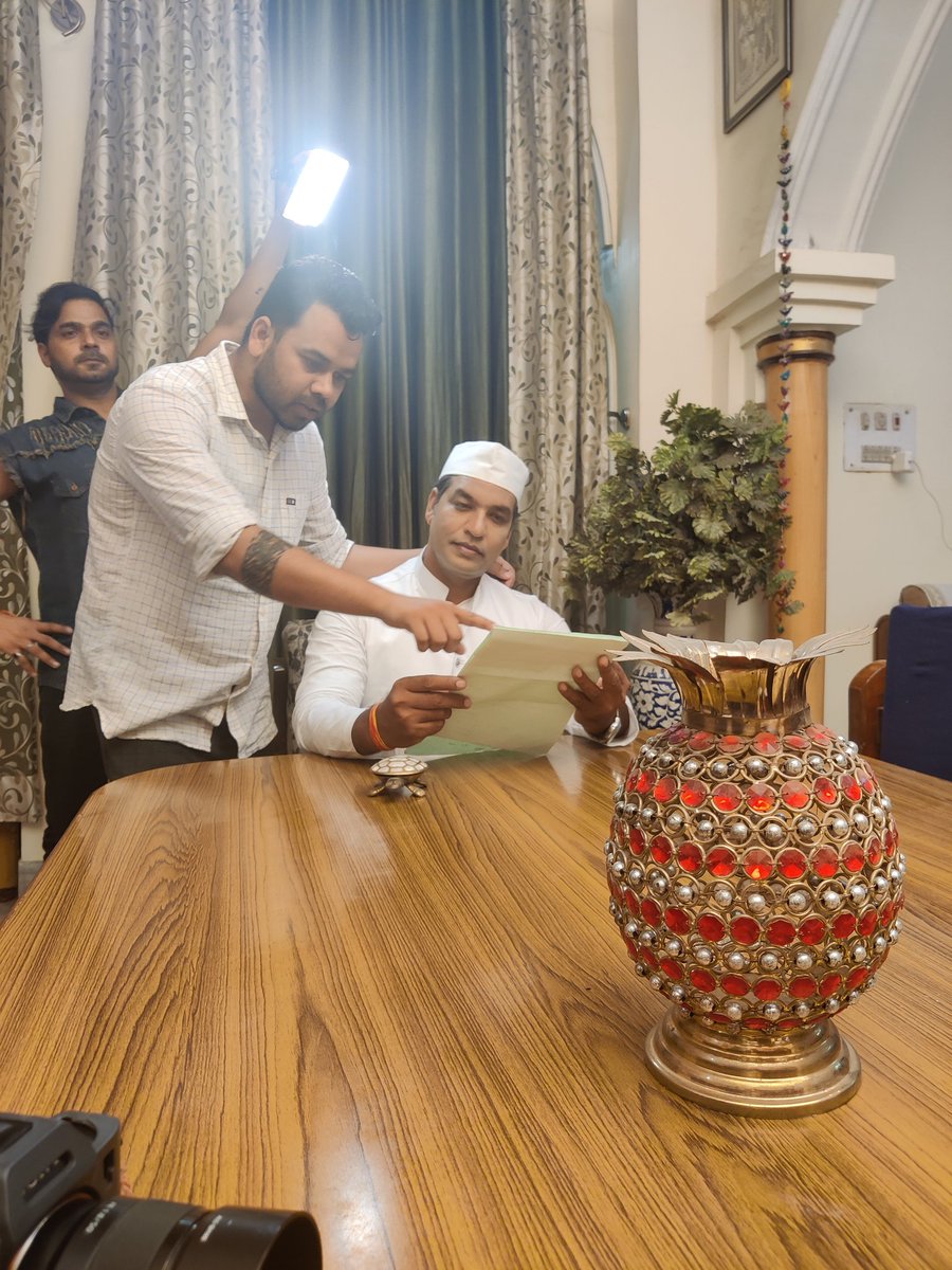 ArjunSinghFilms's tweet photo. तुम्हारा एकांत ही तुम्हें मनुष्य बना सकता है, भीड़ तुम्हें भेड़ बना देगी। 

नेहरू जी के रोल में वसंत के साथ काम कर के मज़ा आया ! 

filming "Hindu Code  Bill" 
Thanks Team https://t.co/uxVCCpBCik