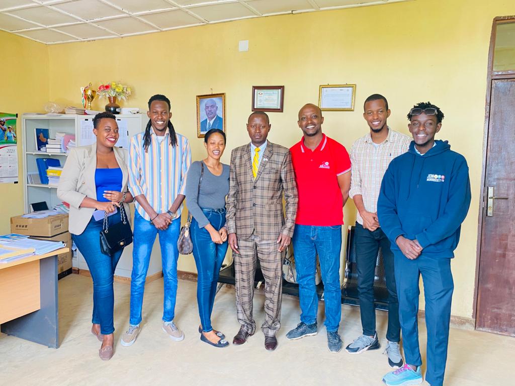 SPEentertainmen's tweet photo. #Communebukeye governor with @BerryMusic7 & our regional manager @iamelysgretta thank you again for great audience .
#Communebukeye #SPEentertainment2022. https://t.co/Lnukr0P4zh