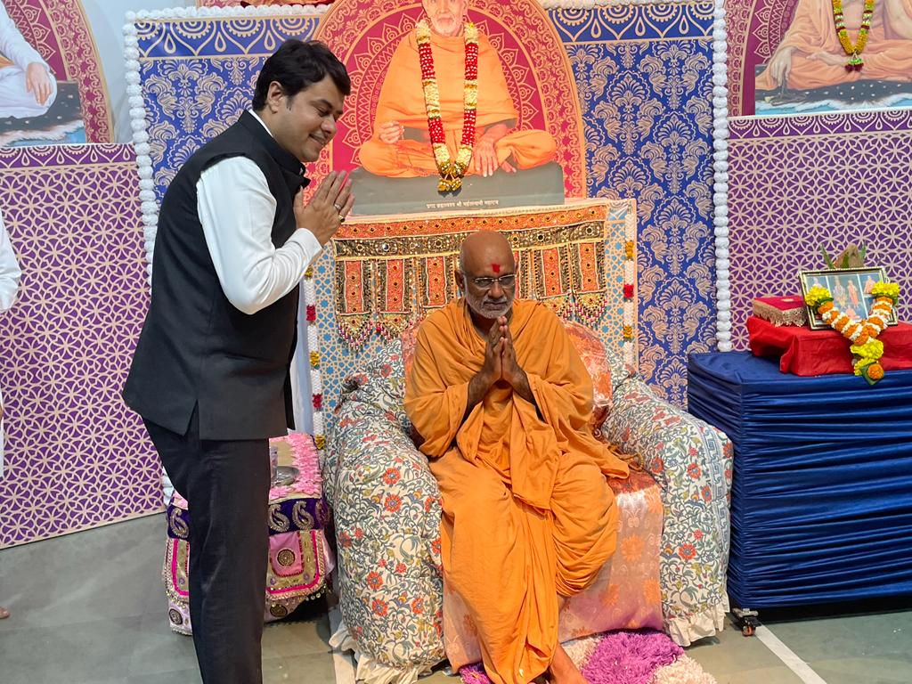 adv_ravivyas's tweet photo. कल मीरा रोड में बी ए पी एस स्वामीनारायण मंदिर में पंचदिवसीय संगीतमय भागवत पारायण में कथा श्रवण और दादर से पधारे कोठारी स्वामी के आशीर्वाद प्राप्त कर के परम सुख की अनुभूति प्राप्त की।
#AdvRaviVyas #MBMC #BJPMiraBhayandar #BJPZillaPresident #BAPS #swaminarayanmandir #kothariswami https://t.co/WmnR59ykxI