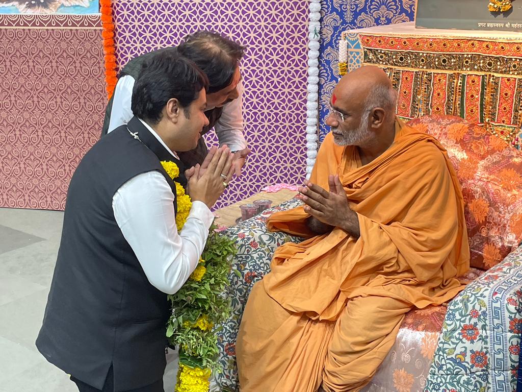 adv_ravivyas's tweet photo. कल मीरा रोड में बी ए पी एस स्वामीनारायण मंदिर में पंचदिवसीय संगीतमय भागवत पारायण में कथा श्रवण और दादर से पधारे कोठारी स्वामी के आशीर्वाद प्राप्त कर के परम सुख की अनुभूति प्राप्त की।
#AdvRaviVyas #MBMC #BJPMiraBhayandar #BJPZillaPresident #BAPS #swaminarayanmandir #kothariswami https://t.co/WmnR59ykxI
