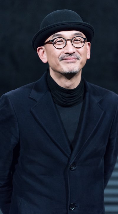 MAS9RM's tweet photo. البوستر الرئيسي لمسلسل Yonder الدرامي قادم في أكتوبر، بإخراج المخرج الشهير لي جون إك.
تدور أحداثها في عام 2040 حول رجل اختار العيش مع زوجته الميتة من خلال الواقع الافتراضي.
#BeyondTheMemory https://t.co/98E8Ljy144