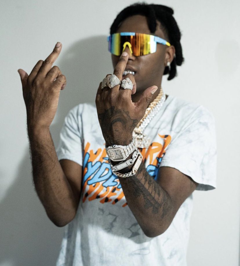 I BE BALLIN AND STRUGGLING AT THE SAME TIME!! IM JUST A RAPPER WHOS GON ADMIT IT