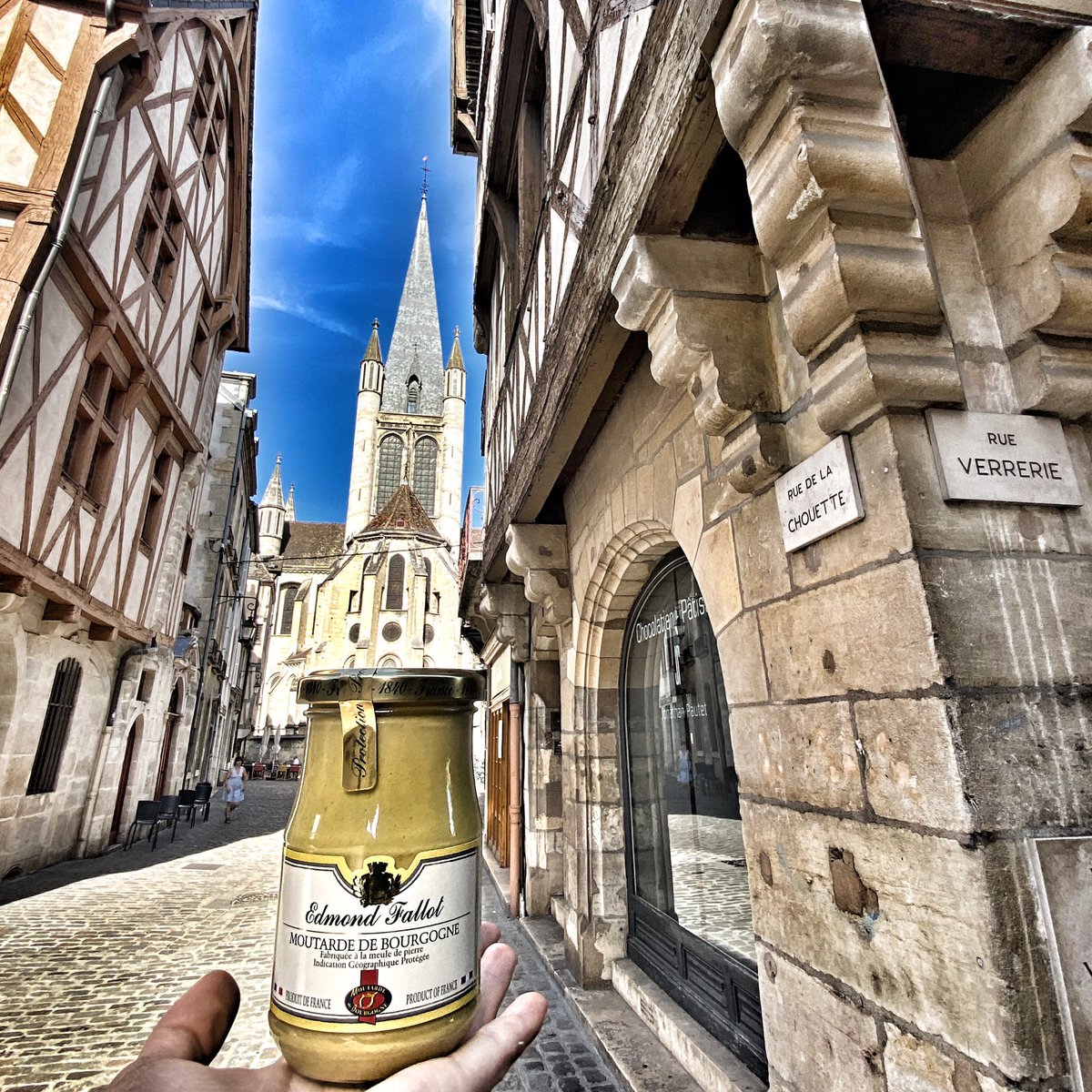 🔥 La moutarde de Bourgogne: c’est une moutarde dotée d’une IGP (indication géographique protégée) faite avec 100% de nos graines cultivées en Bourgogne et du Vin Blanc Bourgogne Aligoté et toujours broyée à la meule de pierre avec l’aide de nos deux maîtres moutardiers  !!