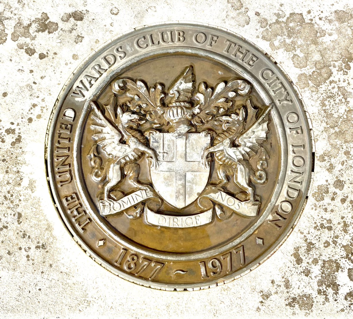 UnitedWards's tweet photo. United Wards Club members participating in yesterday’s Heritage Walk enjoyed exploring sites and monuments connected to the Club’s illustrious history in the City of London. Here is the bench commemorating the Club’s centenary in Guildhall Yard, right of the Great Hall’s porch. https://t.co/MsvKvQ9giu