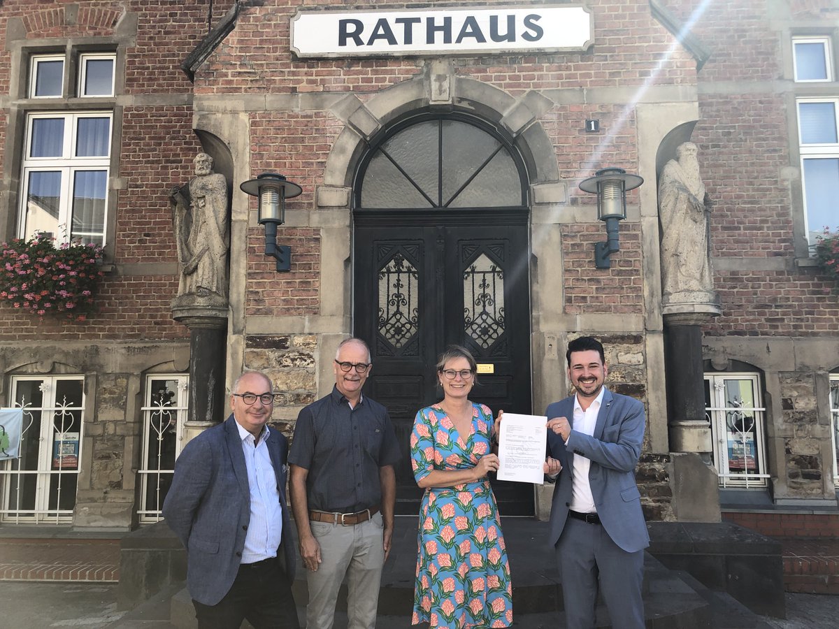 750.000 Euro Förderung für die neue Kita Römergarten in #BadEms: Bildungsministerin Dr. Stefanie Hubig überreicht den Förderbescheid an Stadtbürgermeister <a href="/oliverkruegel/">Oliver Krügel</a> . <a href="/rlpnews/">Landesregierung Rheinland-Pfalz</a> 

Zur PM👇: bm.rlp.de/de/service/pre…