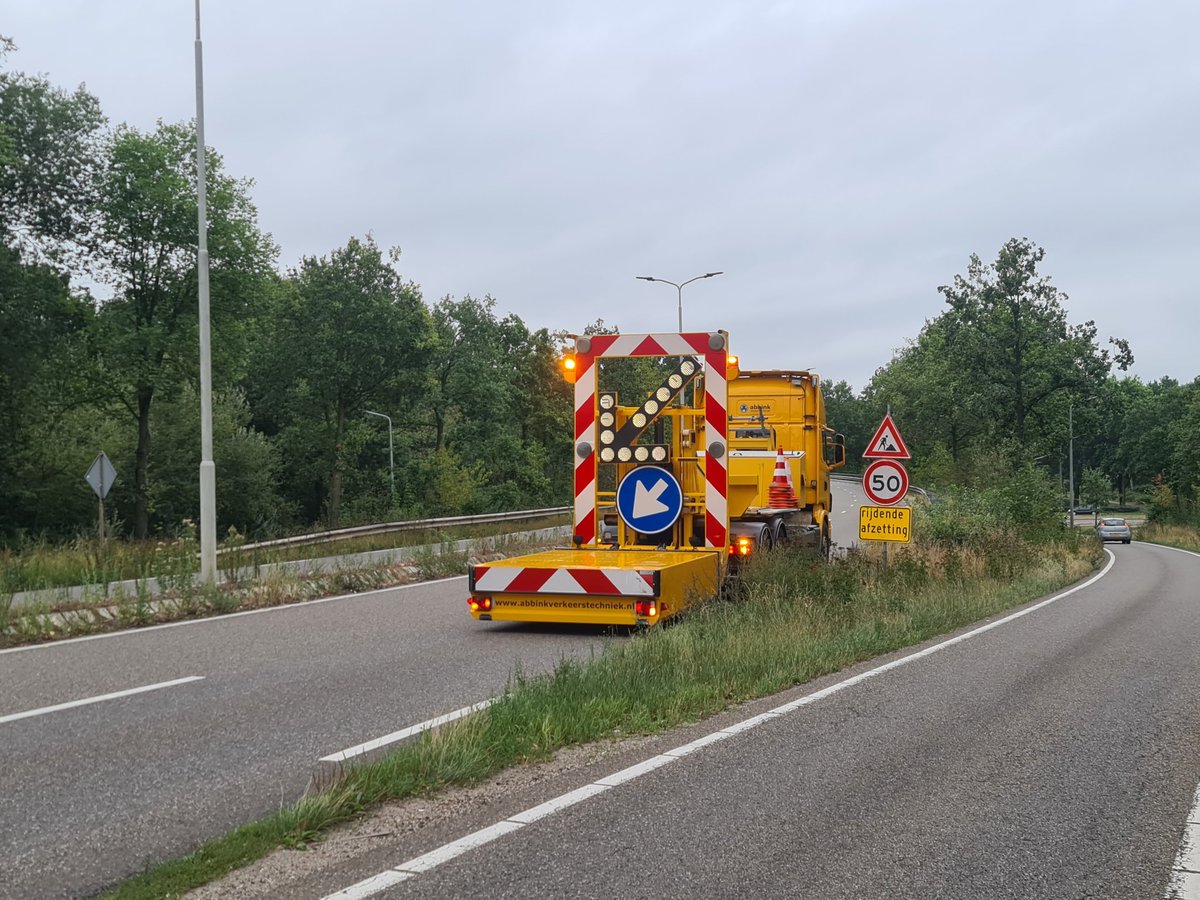 Abbink_VT's tweet photo. En zo staan we 's avonds nog op de #A28 nabij #Nunspeet vanwege een natuurbrand en zo staan we de volgende ochtend in Limburgseland op de Ringbaan in #Weert #afzetting #Botsabsorber #Abbink #Verkeerstechniek https://t.co/bAKrmdUp4v