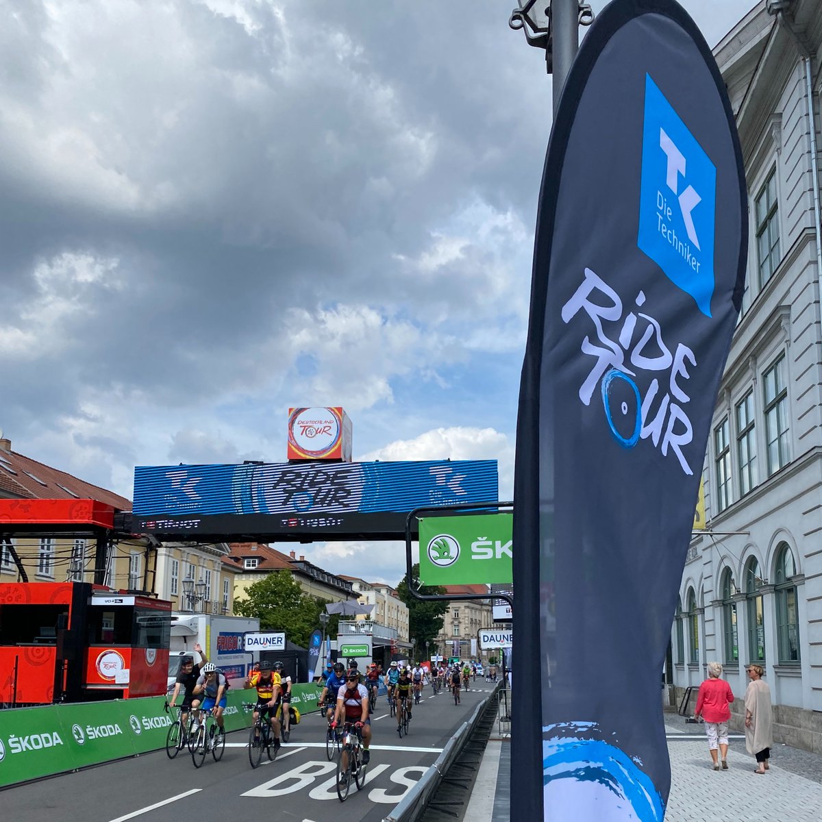 TKinTH's tweet photo. Die 1. Etappe der #Deutschlandtour hat die Radprofis von @stadtweimar nach Meiningen geführt. Auch die Teilnehmer der TK-#RideTour durften die gute Stimmung am Ziel erleben. Wir sind happy, dabei gewesen zu sein und wünschen den Profis heute gute Fahrt nach Marburg! @DeineTour https://t.co/wp9e8ADXyd
