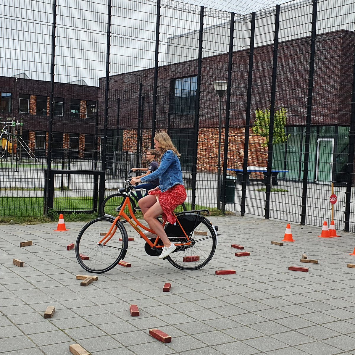 verkeersles's tweet photo. Vandaag de @totallytraffic les 'Voortgezet Fietsvaardig' op het @Wartburg #Marnix.
Deze leerlingen fietsen tot wel 2 uur om op school te komen. Fijn dat de school aandacht besteedt aan veilig op school en weer thuis komen.
Enthousiaste mentor fietst mee 😊 https://t.co/nAG0rnbpRZ