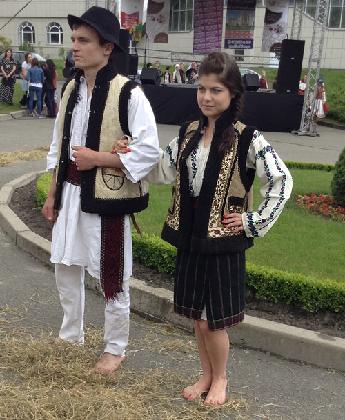 nat_clothing's tweet photo. Traditional outfits of unmarried man and woman from #Bukovyna area, Chernivtsi region, western #Ukraine. The typical feature of western #Ukrainianattire is a sleeveless sheepskin vest called “#keptar”
#sheepskinvest #sheepskinkeptar #Ukrainiancostume #Ukrainianclothing https://t.co/fxqtR3kMiB