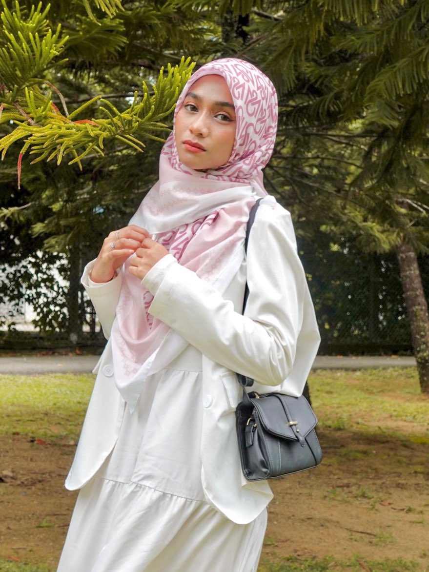 syzleenanisa's tweet photo. Merdeka Sale datang lagi! 

•Misri Exclusive RM29 (Np : RM45)

•Datin Shawl RM42 (Np : RM65)

•Aisya Square RM26 ( Np : RM29)

Happy Shopping! ✨ https://t.co/3PjJSxEo2j