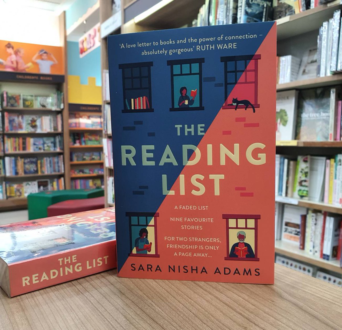 Asiabooks_th's tweet photo. เรื่องราวของคุณตามูเกซ ผู้สูญเสียภรรยาไป และใช้ชีวิตคนเดียวเงียบๆ กับหลานสาวผู้ชอบเก็บตัวอ่านหนังสือเพียงลำพัง โดยมีอเลชาที่มาทำงานพิเศษในห้องสมุดได้แนะนำลิสต์หนังสือที่เธอบังเอิญไปเจอเศษกระดาษเขียนแทรกไว้ในหนังสือ To Kill a Mockingbird ให้กับคุณตาที่มาหาวิธีพูดคุยกับหลานสาวได้ https://t.co/YvVVJN5Uwi