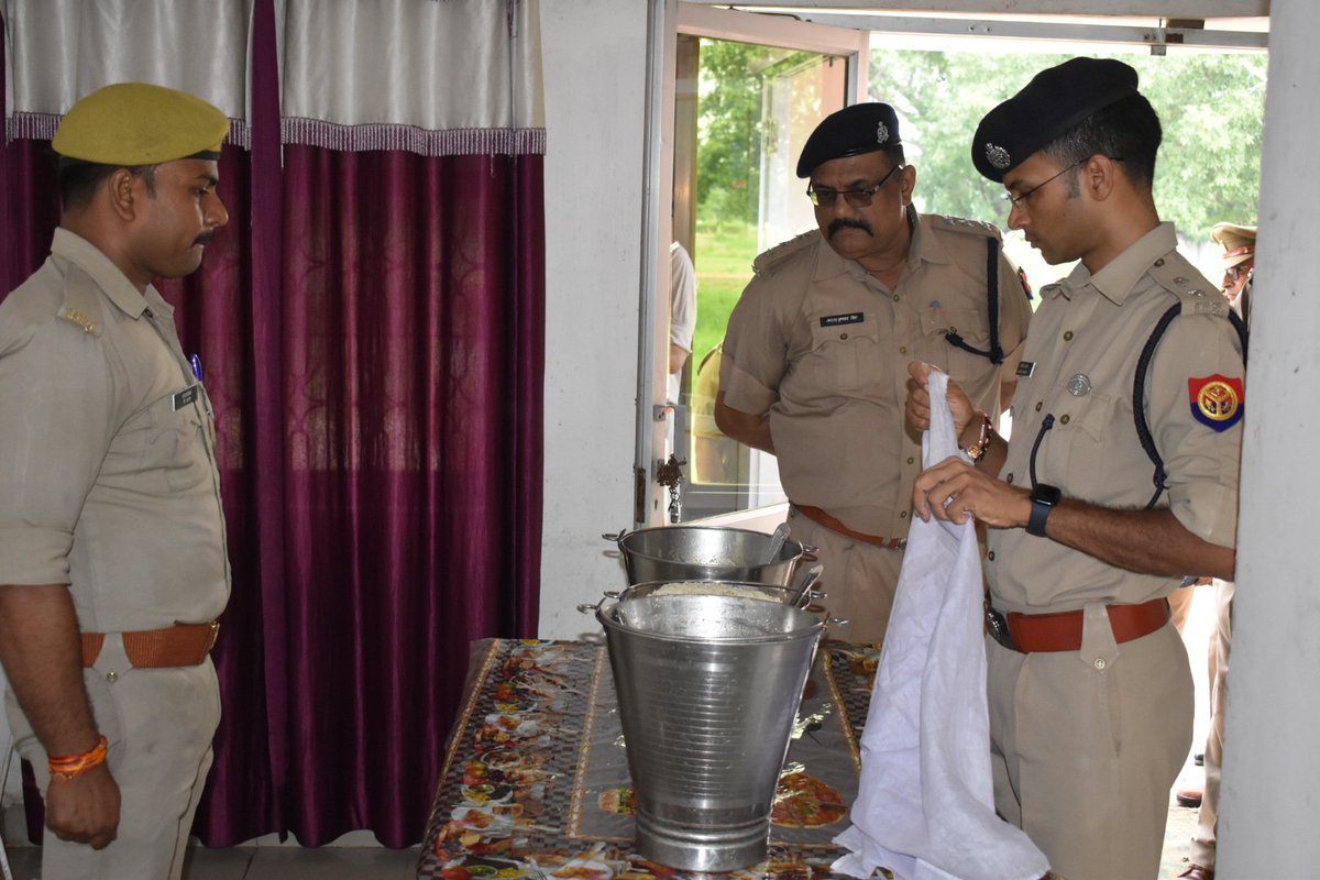 maupolice's tweet photo. #spmau अविनाश पाण्डेय द्वारा पुलिस लाइन स्थित परेड ग्राउंड पर शुक्रवार की परेड की सलामी लेकर निरीक्षण किया गया। इस दौरान पुलिस लाइन के विभिन्न शाखाओं का निरीक्षण कर साफ-सफाई, रखरखाव तथा अन्य आवश्यक दिशा-निर्देश दिए गये। #UPPolice https://t.co/XJ0BGqqlMD