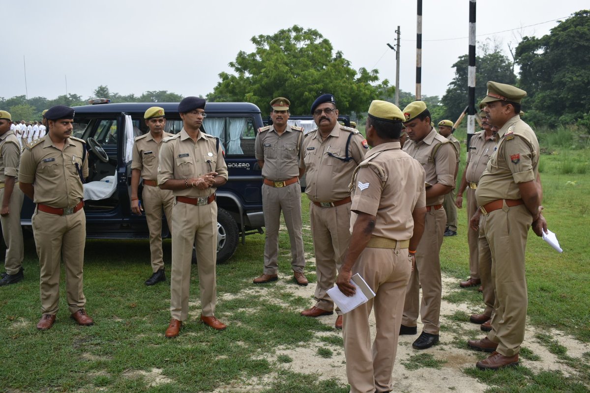 maupolice's tweet photo. #spmau अविनाश पाण्डेय द्वारा पुलिस लाइन स्थित परेड ग्राउंड पर शुक्रवार की परेड की सलामी लेकर निरीक्षण किया गया। इस दौरान पुलिस लाइन के विभिन्न शाखाओं का निरीक्षण कर साफ-सफाई, रखरखाव तथा अन्य आवश्यक दिशा-निर्देश दिए गये। #UPPolice https://t.co/XJ0BGqqlMD
