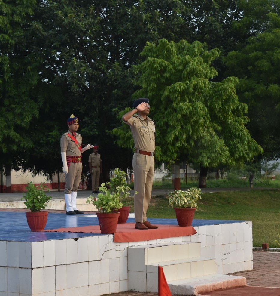 maupolice's tweet photo. #spmau अविनाश पाण्डेय द्वारा पुलिस लाइन स्थित परेड ग्राउंड पर शुक्रवार की परेड की सलामी लेकर निरीक्षण किया गया। इस दौरान पुलिस लाइन के विभिन्न शाखाओं का निरीक्षण कर साफ-सफाई, रखरखाव तथा अन्य आवश्यक दिशा-निर्देश दिए गये। #UPPolice https://t.co/XJ0BGqqlMD