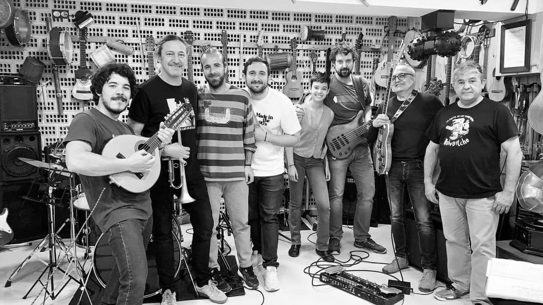 ‘A luna #Barranda’ 🌙🎶
Este sábado cerramos el ciclo con la mítica banda de folk rock murciana Malvariche, que conmemora su 30 aniversario sobre los escenarios con un concierto especial.