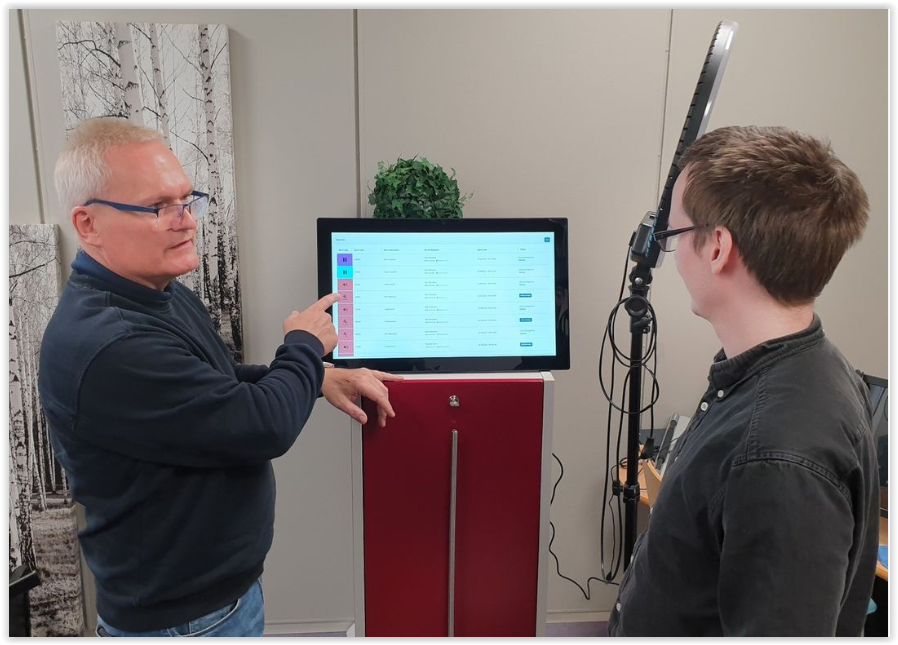 Easymeetingnet's tweet photo. Liten update fra Easymeeting. 
Daglig leder Hans Johan Tofteng og driftsansvarlig Daniel Anthony Hardcastle teste noen av de nye fuksjonene på "vaktromstavla", som plasseres på vaktrommet der helsepersonell har digitalt tilsyn med pasienter og hjemmeboende eldre.
#nattugla https://t.co/s6CzUoRDNw