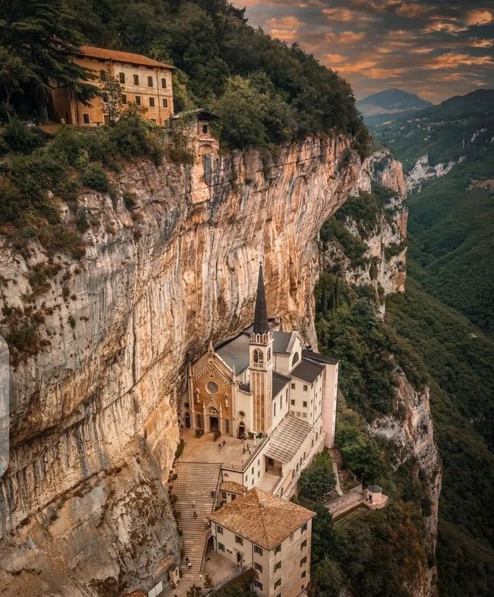 fiz_iiz's tweet photo. Madonna Della, Italia 🇮🇹 https://t.co/VnpsF44rEq