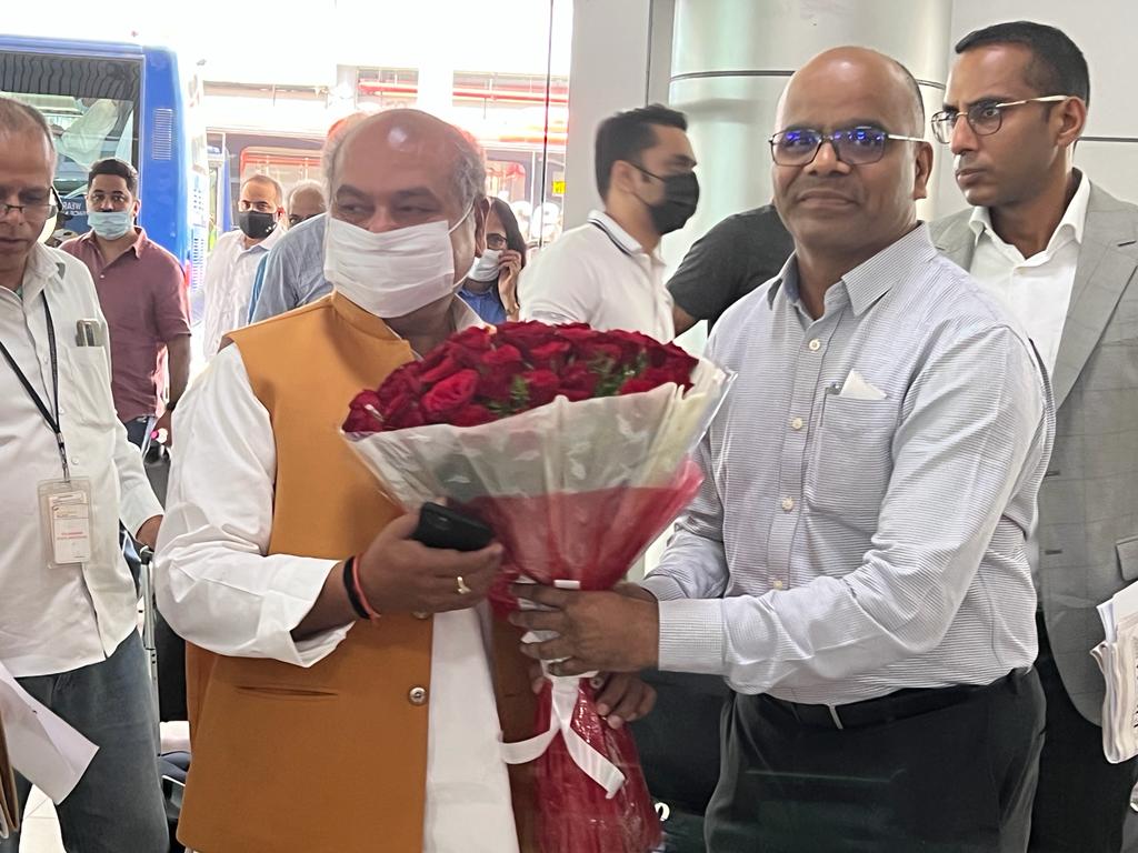 Narendra Singh Tomar Office (@nstomaroffice) on Twitter photo हैदराबाद पहुंचे केंद्रीय मंत्री श्री नरेन्द्र सिंह तोमर...
राष्ट्रीय कृषि विस्तार प्रबंध संस्थान (मैनेज), हैदराबाद के डी.जी. व अन्य ने किया श्री तोमर का स्वागत...
<a href="/nstomar/">Narendra Singh Tomar</a> <a href="/ManageHyd/">MANAGE India</a> हैदराबाद पहुंचे केंद्रीय मंत्री श्री नरेन्द्र सिंह तोमर...
राष्ट्रीय कृषि विस्तार प्रबंध संस्थान (मैनेज), हैदराबाद के डी.जी. व अन्य ने किया श्री तोमर का स्वागत...
<a href="/nstomar/">Narendra Singh Tomar</a> <a href="/ManageHyd/">MANAGE India</a>