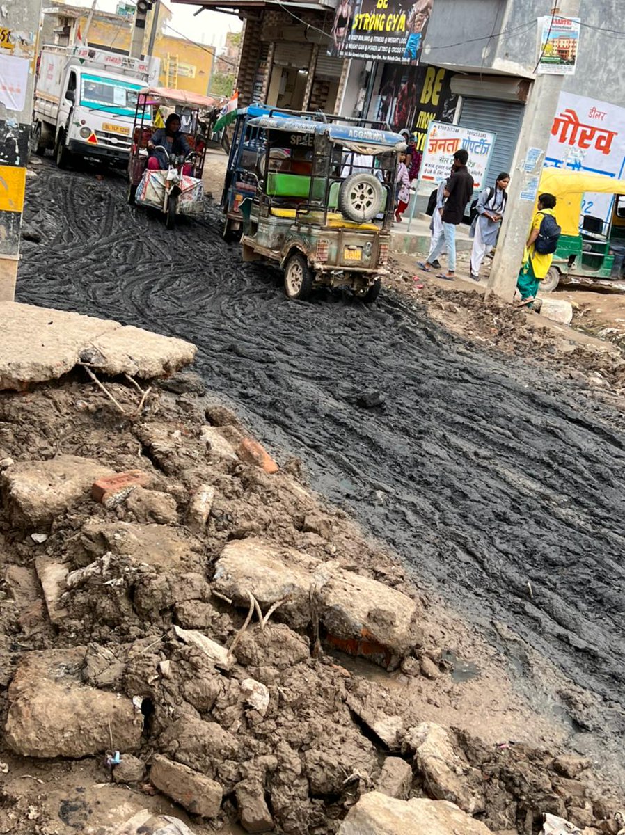SBegumpur's tweet photo. @DmcNarela @LtGovDelhi @AshwaniKumar_92 @MCD_Delhi @SBM_MCD @MAHESHk79494344 @Todaynews12345 @drumeshpal आदरणीय DCमहोदया जी, नरेला ज़ोन ये देखिये बरवाला रोड़ बेगमपुर के ताजा हालात आपने जिन नेताओं को हमारा बेगमपुर  सौंपा था उनकी करतूत। आप कल सुबह यहाँ का दौरा करे, हमे भी सूचित करे https://t.co/mCSxc2cPB1
