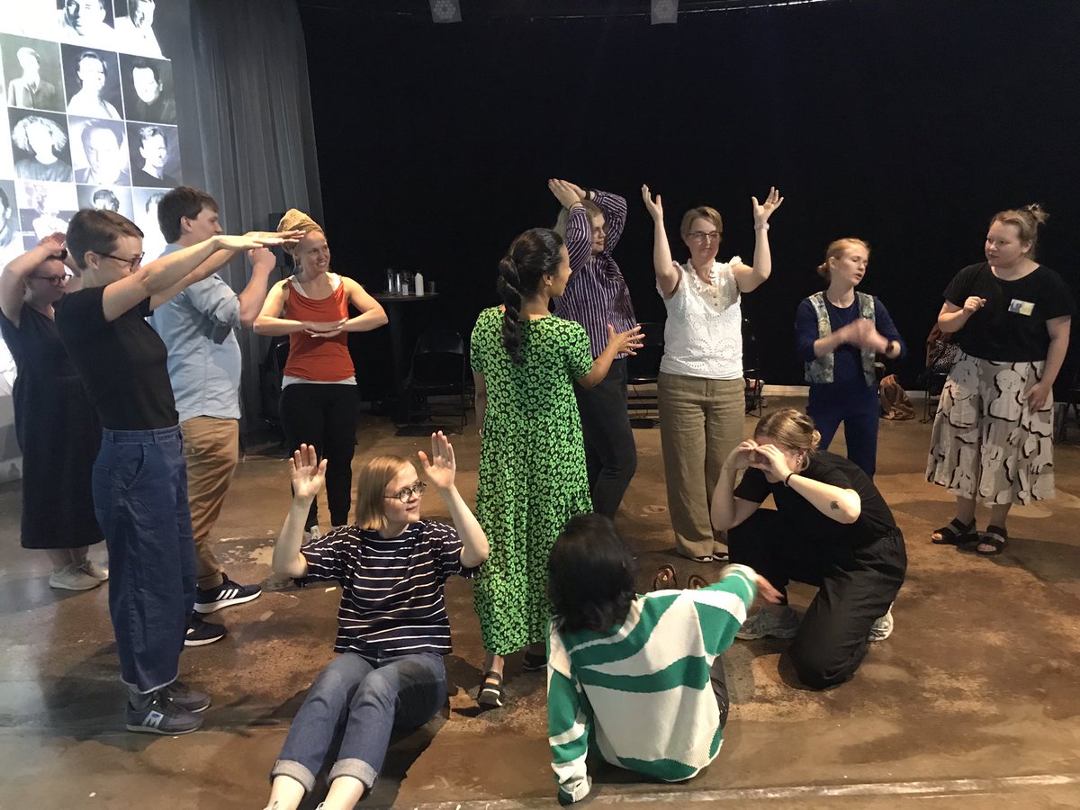 ”Lapsi on terve kun se leikkii” kuuluu sanonta. Ja niin on myös aikuinen! Oli mahtavaa heittäytyä koko <a href="/thlmonet/">THL - Maahanmuutto ja kulttuurinen moninaisuus</a> tiimin voimin <a href="/_teatterimuseo_/">Teatterimuseo</a> Tykyttääkö -työpajassa. Hurjasti positiivistä mieltä ja energiaa kehittämispäivään! #työhyvinvointi