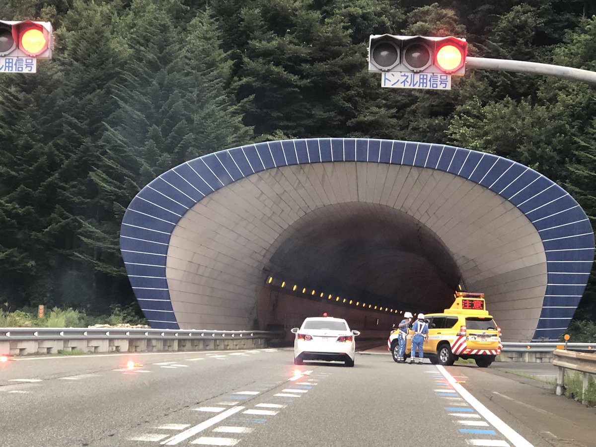 rakko0077's tweet photo. 関越トンネル手前で停止、トンネル内で事故？ https://t.co/mv6uMCMQaD