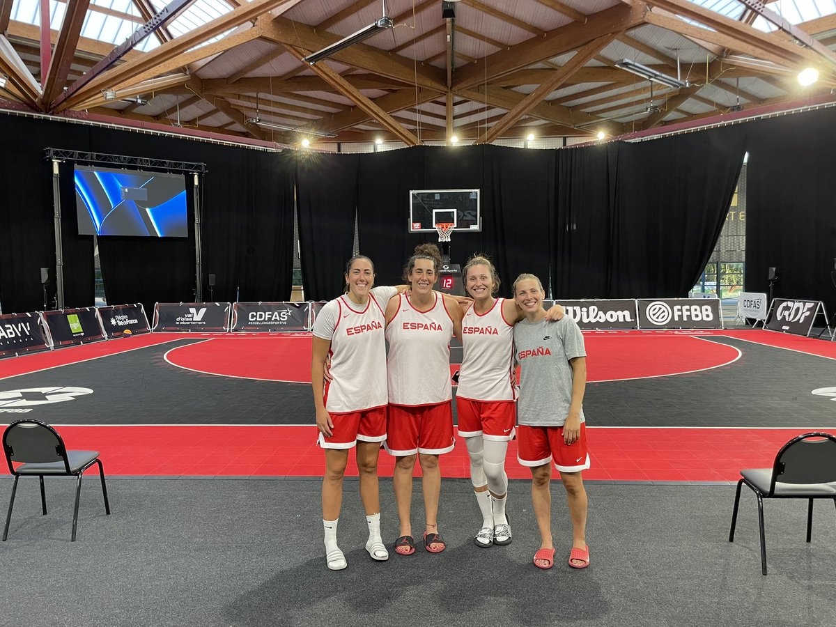 We are back 🤜🏼🤛🏼
GANAS GANAS GANAS 🤍

15:25 vs Dusseldorf ZOOS
17:10 vs Netherlands u24